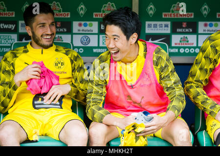 Bremen, Deutschland. 29 Apr, 2018. Keine VERKÄUFE IN JAPAN! Shinji KAGAWA, rechts, TUN, und Nuri Sahin (DO) auf der Bank sitzen, vor dem Spiel, Aufwärmphase, Reserve, halb Bild, halb Abbildung, Querformat, Sitzen, Fußball 1. Fussballbundesliga, 32. Spieltag, Werder Bremen (HB) - Borussia Dortmund (DO), am 29.04.2018 in Bremen/Deutschland. | Verwendung der weltweiten Kredit: dpa/Alamy leben Nachrichten Stockfoto