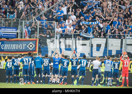 Wolfsburg, Deutschland. 28 Apr, 2018. Die Hambuerger Team feiert Sieg mit den Fans, Jubel, Jubel, Jubeln, Freude, Jubel, Jubel feiern, endgültige, vollständige Figur, Landschaft, Ventilator, Ventilatoren, Zuschauer, Fans, Anhänger, Fußball 1. 1. Fussballbundesliga, 32. Spieltag VfL Wolfsburg (WOB) - HSV Hamburg Hamburg Hamburg (HH) 1:3, am 28.04.2018 in Wolfsburg/Deutschland. | Verwendung der weltweiten Kredit: dpa/Alamy leben Nachrichten Stockfoto