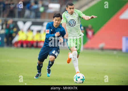 Wolfsburg, Deutschland. 28 Apr, 2018. Keine VERKÄUFE IN JAPAN! Tatsuya ITO, Links, HSV Hamburg Hamburg Hamburg, gegen William, VfL Wolfsburg, Aktion, Duellen, Fußball 1. Fussballbundesliga, 32. Spieltag VfL Wolfsburg (WOB) - HSV Hamburg Hamburg Hamburg (HH), am 04/28/in Wolfsburg/Deutschland 2018. | Verwendung der weltweiten Kredit: dpa/Alamy leben Nachrichten Stockfoto