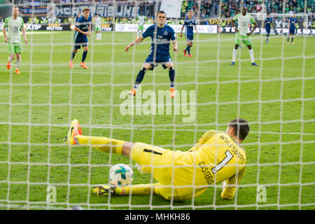 Wolfsburg, Deutschland. 28 Apr, 2018. Filip KOSTIC (HH) schießt eine Strafe gegen Torwart Koen CASTEELS (WOB), Aktion, Strafe, Strafe, Fußball 1. 1. Fussballbundesliga, 32. Spieltag VfL Wolfsburg (WOB) - HSV Hamburg Hamburg Hamburg (HH) 1:3, am 28.04 .2018 in Wolfsburg/Deutschland. | Verwendung der weltweiten Kredit: dpa/Alamy leben Nachrichten Stockfoto