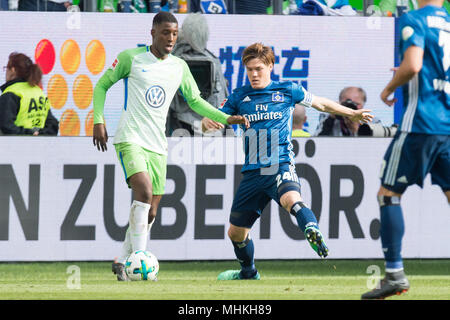 Wolfsburg, Deutschland. 28 Apr, 2018. Keine VERKÄUFE IN JAPAN! Gotoku SAKAI, rechts, HSV Hamburg Hamburg Hamburg, gegenüber Riechedly BAZOER, VfL Wolfsburg, Aktion, Duellen, Fußball 1. 1. Fussballbundesliga, 32. Spieltag VfL Wolfsburg (WOB) - HSV Hamburg Hamburg Hamburg (HH), am 04/28/in Wolfsburg/Deutschland 2018. | Verwendung der weltweiten Kredit: dpa/Alamy leben Nachrichten Stockfoto