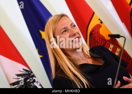 Wien, Österreich. 2. Mai 2018. Ministerrat der österreichischen Bundesregierung im Bundeskanzleramt Wien. Das Bild zeigt die Bundesministerin für Frauen, Familien und Jugend, Juliane Bogner-Strauß (ÖVP). Kredit: Franz Perc / Alamy Live News Stockfoto
