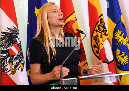 Wien, Österreich. 2. Mai 2018. Ministerrat der österreichischen Bundesregierung im Bundeskanzleramt Wien. Das Bild zeigt die Bundesministerin für Frauen, Familien und Jugend, Juliane Bogner-Strauß (ÖVP). Kredit: Franz Perc / Alamy Live News Stockfoto