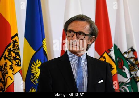 Wien, Österreich. Mai 2, 2018. Tagung des Ministerrats der Österreichischen Bundesregierung im Bundeskanzleramt in Wien. Bild zeigt der Regierungssprecher Peter Launsky-Tieffenthal. Quelle: Franz Perc/Alamy leben Nachrichten Stockfoto