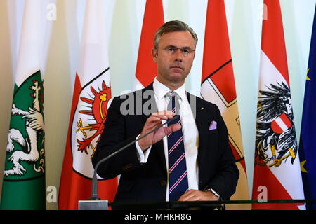 Wien, Österreich. 2. Mai 2018. Ministerrat der österreichischen Bundesregierung im Bundeskanzleramt Wien. Das Bild zeigt Infrastrukturminister Norbert Hofer (FPÖ). Kredit: Franz Perc / Alamy Live News Stockfoto