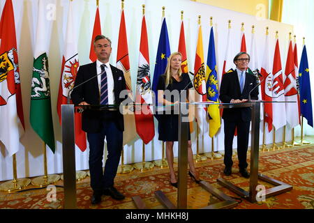 Wien, Österreich. 2. Mai 2018. Ministerrat der österreichischen Bundesregierung im Bundeskanzleramt Wien. Das Bild zeigt Infrastrukturminister Heinz Faßmann Norbert Hofer (FPÖ), Bundesministerin für Frauen, Familien und Jugend, Juliane Bogner-Strauß (ÖVP) und Peter Launsky-Tieffenthal . Kredit: Franz Perc / Alamy Live News Stockfoto