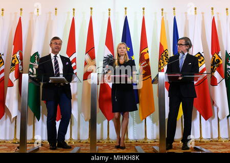 Wien, Österreich. 2. Mai 2018. Ministerrat der österreichischen Bundesregierung im Bundeskanzleramt Wien. Das Bild zeigt die Ministerin für Infrastruktur (von L bis R) Norbert Hofer (FPÖ), die Bundesministerin für Frauen, Familien und Jugend, Juliane Bogner-Strauß (ÖVP) und Peter Launsky-Tieffenthal. Kredit: Franz Perc / Alamy Live News Stockfoto