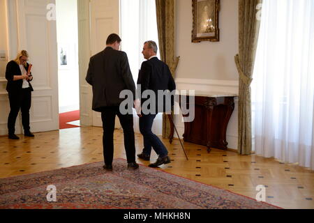 Wien, Österreich. 2. Mai 2018. Ministerrat der österreichischen Bundesregierung im Bundeskanzleramt Wien. Das Bild zeigt Infrastrukturminister Norbert Hofer (R) auf dem Weg zum Ministerrat. Kredit: Franz Perc / Alamy Live News Stockfoto
