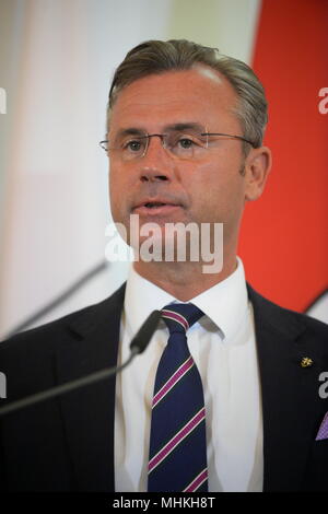 Wien, Österreich. 2. Mai 2018. Ministerrat der österreichischen Bundesregierung im Bundeskanzleramt Wien. Das Bild zeigt Infrastrukturminister Norbert Hofer (FPÖ). Kredit: Franz Perc / Alamy Live News Stockfoto
