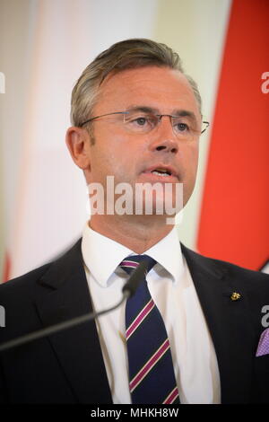 Wien, Österreich. 2. Mai 2018. Ministerrat der österreichischen Bundesregierung im Bundeskanzleramt Wien. Das Bild zeigt Infrastrukturminister Norbert Hofer (FPÖ). Kredit: Franz Perc / Alamy Live News Stockfoto