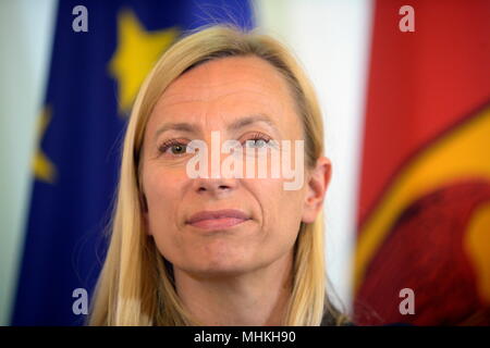 Wien, Österreich. 2. Mai 2018. Ministerrat der österreichischen Bundesregierung im Bundeskanzleramt Wien. Das Bild zeigt die Bundesministerin für Frauen, Familien und Jugend, Juliane Bogner-Strauß (ÖVP). Kredit: Franz Perc / Alamy Live News Stockfoto