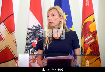 Wien, Österreich. 2. Mai 2018. Ministerrat der österreichischen Bundesregierung im Bundeskanzleramt Wien. Das Bild zeigt die Bundesministerin für Frauen, Familien und Jugend, Juliane Bogner-Strauß (ÖVP). Kredit: Franz Perc / Alamy Live News Stockfoto