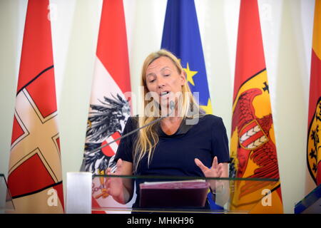 Wien, Österreich. 2. Mai 2018. Ministerrat der österreichischen Bundesregierung im Bundeskanzleramt Wien. Das Bild zeigt die Bundesministerin für Frauen, Familien und Jugend, Juliane Bogner-Strauß (ÖVP). Kredit: Franz Perc / Alamy Live News Stockfoto