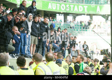 Wolfsburg, Deutschland. 28 Apr, 2018. Maximilian ARNOLD (re., WOB) spricht nach dem Spiel mit dem Wolfsburger Ultras, Ventilator, Ventilatoren, Zuschauer, Fans, Unterstützer, latexed frustratedriert, frustriert, enttäuscht, geduscht, Enthauptung, Enttäuschung, traurig, Fußball 1. 1. Fussballbundesliga, 32. Spieltag VfL Wolfsburg (WOB) - HSV Hamburg Hamburg Hamburg (HH) 1:3, am 28/04/2018 in Wolfsburg/Deutschland. | Verwendung der weltweiten Kredit: dpa/Alamy leben Nachrichten Stockfoto