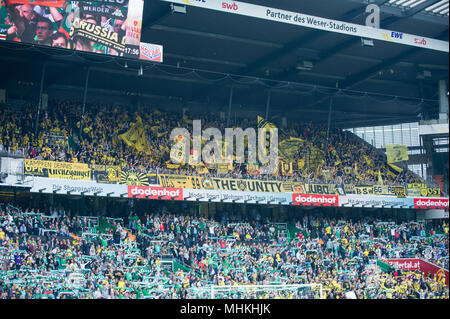 Bremen, Deutschland. 30 Apr, 2018. Der Dortmunder Fans reisten in der Pension block Welle ihre Fahnen, Ventilator, Ventilatoren, Zuschauer, Fans, Unterstützer, Funktion, im Allgemeinen, Randmotiv, Fußball 1. 1. Fussballbundesliga, 32. Spieltag, Werder Bremen (HB) - Borussia Dortmund (DO) 1:1, am 29.04.2018 in Bremen/Deutschland. | Verwendung der weltweiten Kredit: dpa/Alamy leben Nachrichten Stockfoto