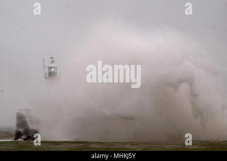 Newhaven, East Sussex, UK. 2. Mai 2018. UK Wetter: Starke Winde und Regen entlang der Südküste riesige Wellen in Newhaven, East Sussex © Peter Cripps/Alamy leben Nachrichten Stockfoto