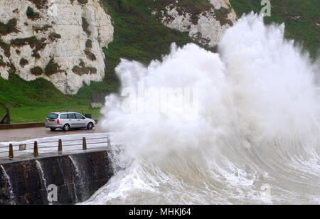 Newhaven, East Sussex, UK. 2. Mai 2018. UK Wetter: Starke Winde und Regen entlang der Südküste riesige Wellen in Newhaven, East Sussex © Peter Cripps/Alamy leben Nachrichten Stockfoto