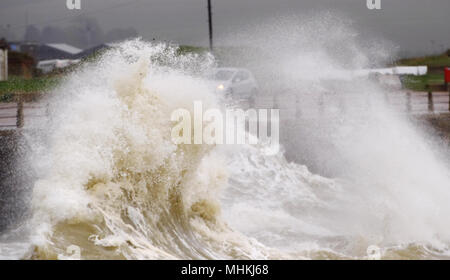 Newhaven, East Sussex, UK. 2. Mai 2018. UK Wetter: Starke Winde und Regen entlang der Südküste riesige Wellen in Newhaven, East Sussex © Peter Cripps/Alamy leben Nachrichten Stockfoto