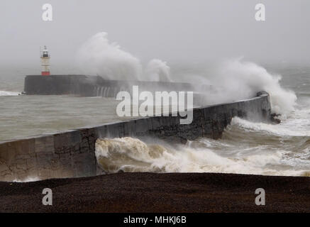 Newhaven, East Sussex, UK. 2. Mai 2018. UK Wetter: Starke Winde und Regen entlang der Südküste riesige Wellen in Newhaven, East Sussex © Peter Cripps/Alamy leben Nachrichten Stockfoto