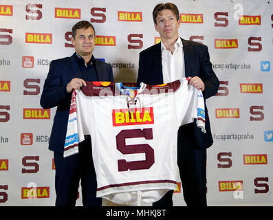 Deutsche Eishockey Trainer Uwe Krupp (rechts) und Besitzer des Clubs Petr Briza (links) die Pressekonferenz des HC Sparta Praha Eishockey Club in Prag, Tschechische Republik, am 2. Mai 2018 teilnehmen. Krupp ist der neue Head Coach der Club. (CTK Photo/Michaela říhová) Stockfoto