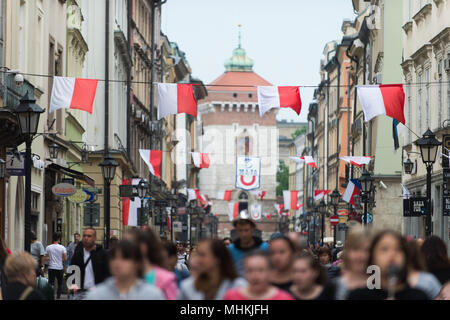 Krakau, Polen. Zum 2. Mai, 2018. Kleine polnische Fahnen gesehen hängen auf der Strasse während der nationalen Flagge Tag am Hauptplatz in Krakau. Stadt Pfadfinder, die heute versuchen, den nationalen Rekord entlang der Länge der nationalen Flagge zu brechen. Eine polnische Flagge mit 3 Meter Breite und mehr als zwei Kilometer lange Alle die königliche Straße besetzen, vom Florian Tor zu den Wawel-hügel. Credit: Omar Marques/SOPA Images/ZUMA Draht/Alamy leben Nachrichten Stockfoto