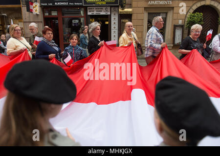 Krakau, Polen. Zum 2. Mai, 2018. Die Menschen halten eine polnische Flagge entlang der Royal Road während der nationalen Flagge Tag am Hauptplatz in Krakau. Stadt Pfadfinder, die heute versuchen, den nationalen Rekord entlang der Länge der nationalen Flagge zu brechen. Eine polnische Flagge mit 3 Meter Breite und mehr als zwei Kilometer lange Alle die königliche Straße besetzen, vom Florian Tor zu den Wawel-hügel. Credit: Omar Marques/SOPA Images/ZUMA Draht/Alamy leben Nachrichten Stockfoto