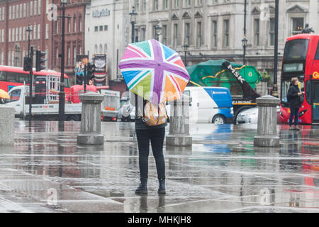 London, Großbritannien. 2. Mai 2018. Passanten und Touristen tapfer den nassen und kalten Regen in Trafalgar Square Credit: Amer ghazzal/Alamy leben Nachrichten Stockfoto