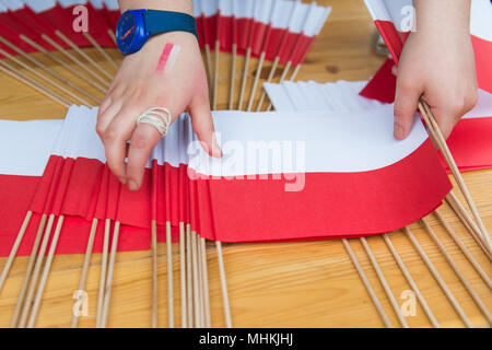 Krakau, Polen. Zum 2. Mai, 2018. Kleinen polnischen Flaggen während der nationalen Flagge Tag am Hauptplatz in Krakau gesehen. Stadt Pfadfinder, die heute versuchen, den nationalen Rekord entlang der Länge der nationalen Flagge zu brechen. Eine polnische Flagge mit 3 Meter Breite und mehr als zwei Kilometer lange Alle die königliche Straße besetzen, vom Florian Tor zu den Wawel-hügel. Credit: Omar Marques/SOPA Images/ZUMA Draht/Alamy leben Nachrichten Stockfoto