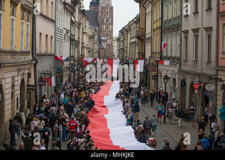 Krakau, Polen. Zum 2. Mai, 2018. Die Menschen halten eine polnische Flagge entlang der Royal Road während der nationalen Flagge Tag am Hauptplatz in Krakau. Stadt Pfadfinder, die heute versuchen, den nationalen Rekord entlang der Länge der nationalen Flagge zu brechen. Eine polnische Flagge mit 3 Meter Breite und mehr als zwei Kilometer lange Alle die königliche Straße besetzen, vom Florian Tor zu den Wawel-hügel. Credit: Omar Marques/SOPA Images/ZUMA Draht/Alamy leben Nachrichten Stockfoto