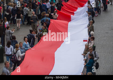 Krakau, Polen. Zum 2. Mai, 2018. Die Menschen halten eine polnische Flagge entlang der Royal Road während der nationalen Flagge Tag am Hauptplatz in Krakau. Stadt Pfadfinder, die heute versuchen, den nationalen Rekord entlang der Länge der nationalen Flagge zu brechen. Eine polnische Flagge mit 3 Meter Breite und mehr als zwei Kilometer lange Alle die königliche Straße besetzen, vom Florian Tor zu den Wawel-hügel. Credit: Omar Marques/SOPA Images/ZUMA Draht/Alamy leben Nachrichten Stockfoto