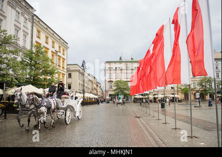 Krakau, Polen. Zum 2. Mai, 2018. Polnische Flaggen während der nationalen Flagge Tag am Hauptplatz in Krakau gesehen. Stadt Pfadfinder, die heute versuchen, den nationalen Rekord entlang der Länge der nationalen Flagge zu brechen. Eine polnische Flagge mit 3 Meter Breite und mehr als zwei Kilometer lange Alle die königliche Straße besetzen, vom Florian Tor zu den Wawel-hügel. Credit: Omar Marques/SOPA Images/ZUMA Draht/Alamy leben Nachrichten Stockfoto