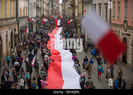 Krakau, Polen. Zum 2. Mai, 2018. Die Menschen halten eine polnische Flagge entlang der Royal Road während der nationalen Flagge Tag am Hauptplatz in Krakau. Stadt Pfadfinder, die heute versuchen, den nationalen Rekord entlang der Länge der nationalen Flagge zu brechen. Eine polnische Flagge mit 3 Meter Breite und mehr als zwei Kilometer lange Alle die königliche Straße besetzen, vom Florian Tor zu den Wawel-hügel. Credit: Omar Marques/SOPA Images/ZUMA Draht/Alamy leben Nachrichten Stockfoto