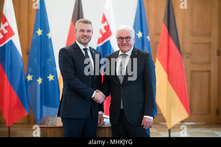 02. Mai 2018, Deutschland, Berlin: Ministerpräsidenten der Slowakei Peter Pellegrini trifft deutsche Präsident Frank-Walter Steinmeier in Schloss Bellevue. Foto: Bernd von Jutrczenka/dpa Quelle: dpa Picture alliance/Alamy leben Nachrichten Stockfoto