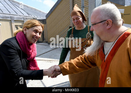 02. Mai 2018, Deutschland, Busdorf: Der schleswig-holsteinische Minister für Bildung, Karin Prien (L) der Christlich Demokratischen Union (CDU), grüßt die Viking fans Kerstin und Helge Vasicek von Duisburg vor der Wikinger Museum Haithabu. Das Museum wurde für 18 Monate wegen umfangreicher Renovierungsarbeiten geschlossen und wird am 03. Mai 2018 wieder geöffnet werden muss. Foto: Carsten Rehder/dpa Stockfoto