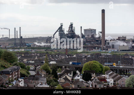 Zum 2. Mai, 2018. Port Talbot, Wales, UK. Port Talbot in South Wales hat die höchste polliution levles, einer Stadt in Großbritannien Laut einem neuen Bericht der Weltgesundheitsorganisation (WHO). Ebenen der feinsten und möglicherweise die tödlichste PM2,5-Feinstaub überschritten die von Städten wie London mit 18 Mikrogramm pro Kubikmeter. Anderen Stahlstadt, Scunthorpe, wurde Zweiter. Port Talbot hat eine lange Geschichte und ein Renommee für die verschmutzte Luft - es ist die Heimat des Tata Stahlwerke und die Autobahn M4 führt direkt durch auf einem erhöhten Bereich. Foto: IAN HOMER/Alamy leben Nachrichten Stockfoto