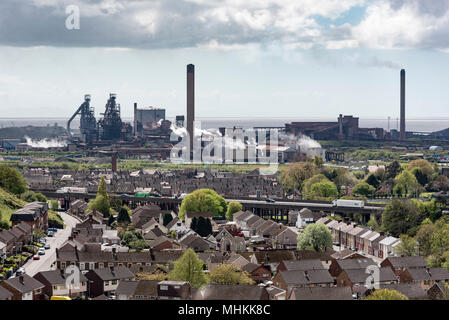 Zum 2. Mai, 2018. Port Talbot, Wales, UK. Port Talbot in South Wales hat die höchste polliution levles, einer Stadt in Großbritannien Laut einem neuen Bericht der Weltgesundheitsorganisation (WHO). Ebenen der feinsten und möglicherweise die tödlichste PM2,5-Feinstaub überschritten die von Städten wie London mit 18 Mikrogramm pro Kubikmeter. Anderen Stahlstadt, Scunthorpe, wurde Zweiter. Port Talbot hat eine lange Geschichte und ein Renommee für die verschmutzte Luft - es ist die Heimat des Tata Stahlwerke und die Autobahn M4 führt direkt durch auf einem erhöhten Bereich. Foto: IAN HOMER/Alamy leben Nachrichten Stockfoto