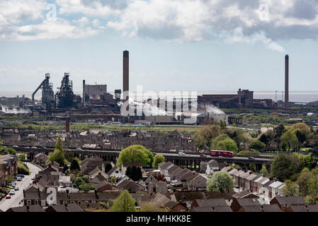 Zum 2. Mai, 2018. Port Talbot, Wales, UK. Port Talbot in South Wales hat die höchste polliution levles, einer Stadt in Großbritannien Laut einem neuen Bericht der Weltgesundheitsorganisation (WHO). Ebenen der feinsten und möglicherweise die tödlichste PM2,5-Feinstaub überschritten die von Städten wie London mit 18 Mikrogramm pro Kubikmeter. Anderen Stahlstadt, Scunthorpe, wurde Zweiter. Port Talbot hat eine lange Geschichte und ein Renommee für die verschmutzte Luft - es ist die Heimat des Tata Stahlwerke und die Autobahn M4 führt direkt durch auf einem erhöhten Bereich. Foto: IAN HOMER/Alamy leben Nachrichten Stockfoto