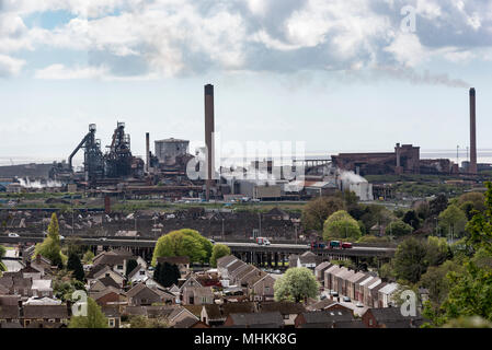 Zum 2. Mai, 2018. Port Talbot, Wales, UK. Port Talbot in South Wales hat die höchste polliution levles, einer Stadt in Großbritannien Laut einem neuen Bericht der Weltgesundheitsorganisation (WHO). Ebenen der feinsten und möglicherweise die tödlichste PM2,5-Feinstaub überschritten die von Städten wie London mit 18 Mikrogramm pro Kubikmeter. Anderen Stahlstadt, Scunthorpe, wurde Zweiter. Port Talbot hat eine lange Geschichte und ein Renommee für die verschmutzte Luft - es ist die Heimat des Tata Stahlwerke und die Autobahn M4 führt direkt durch auf einem erhöhten Bereich. Foto: IAN HOMER/Alamy leben Nachrichten Stockfoto