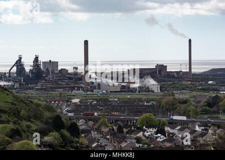 Zum 2. Mai, 2018. Port Talbot, Wales, UK. Port Talbot in South Wales hat die höchste polliution levles, einer Stadt in Großbritannien Laut einem neuen Bericht der Weltgesundheitsorganisation (WHO). Ebenen der feinsten und möglicherweise die tödlichste PM2,5-Feinstaub überschritten die von Städten wie London mit 18 Mikrogramm pro Kubikmeter. Anderen Stahlstadt, Scunthorpe, wurde Zweiter. Port Talbot hat eine lange Geschichte und ein Renommee für die verschmutzte Luft - es ist die Heimat des Tata Stahlwerke und die Autobahn M4 führt direkt durch auf einem erhöhten Bereich. Foto: IAN HOMER/Alamy leben Nachrichten Stockfoto