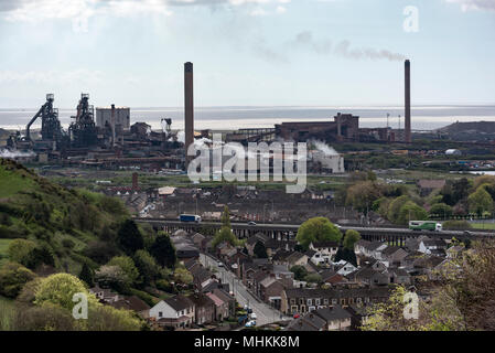 Zum 2. Mai, 2018. Port Talbot, Wales, UK. Port Talbot in South Wales hat die höchste polliution levles, einer Stadt in Großbritannien Laut einem neuen Bericht der Weltgesundheitsorganisation (WHO). Ebenen der feinsten und möglicherweise die tödlichste PM2,5-Feinstaub überschritten die von Städten wie London mit 18 Mikrogramm pro Kubikmeter. Anderen Stahlstadt, Scunthorpe, wurde Zweiter. Port Talbot hat eine lange Geschichte und ein Renommee für die verschmutzte Luft - es ist die Heimat des Tata Stahlwerke und die Autobahn M4 führt direkt durch auf einem erhöhten Bereich. Foto: IAN HOMER/Alamy leben Nachrichten Stockfoto