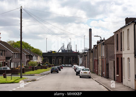 Zum 2. Mai, 2018. Port Talbot, Wales, UK. Port Talbot in South Wales hat die höchste polliution levles, einer Stadt in Großbritannien Laut einem neuen Bericht der Weltgesundheitsorganisation (WHO). Ebenen der feinsten und möglicherweise die tödlichste PM2,5-Feinstaub überschritten die von Städten wie London mit 18 Mikrogramm pro Kubikmeter. Anderen Stahlstadt, Scunthorpe, wurde Zweiter. Port Talbot hat eine lange Geschichte und ein Renommee für die verschmutzte Luft - es ist die Heimat des Tata Stahlwerke und die Autobahn M4 führt direkt durch auf einem erhöhten Bereich. Foto: IAN HOMER/Alamy leben Nachrichten Stockfoto