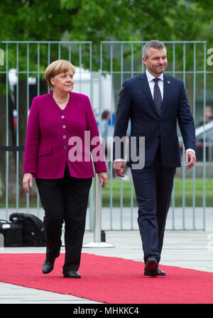 Berlin, Deutschland. 02 Mai, 2018. 02. Mai 2018, Deutschland, Berlin: Der slowakische Ministerpräsident Peter Pellegrini mit militärischen Ehren begrüsst Bundeskanzler von der Christlich Demokratischen Union (CDU) Angela Merkel. Quelle: dpa Picture alliance/Alamy leben Nachrichten Stockfoto