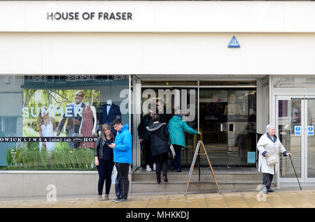 House of Fraser, Leamington Spa, Großbritannien, einer von 31 Märkten für die Schließung. House of Fraser store kündigt Schließungen, eine Firma, die freiwillige Vereinbarung, und einen neuen Mehrheitseigentümer im neuesten Umstrukturierungsplan. Hunderte von Arbeitsplätzen auf dem Spiel stehen in 59 Filialen der Kette. CBanner, einer chinesischen Einzelhandel Hamleys besitzt, wird eine neue 51%-Anteil nehmen, mit der ehemaligen chinesischen Mehrheit der Aktionäre Nanjing Cenbest Beibehaltung einer Minderheitsbeteiligung. Credit: Antony Nessel/Alamy Live News Credit: Antony Nessel/Alamy Live News Credit: Antony Nessel/Alamy Live News Credit: Antony Nessel/Alamy leben Nachrichten Stockfoto