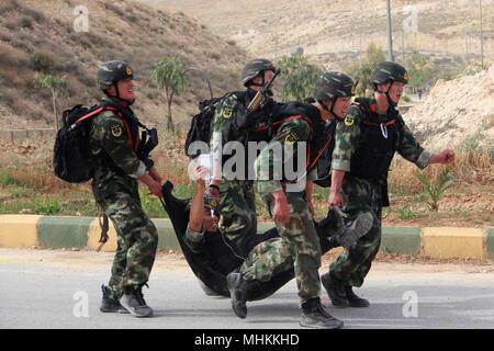 Amman. Zum 2. Mai, 2018. Soldaten aus bewaffneten Chinesen der Polizei nehmen Teil an der 10. jährlichen Krieger Konkurrenz an den König Abdullah II Special Operations Training Center von Amman, Jordanien, am 1. Mai 2018. Insgesamt 40 Mannschaften aus 25 Ländern nehmen an dem Wettbewerb teil, die vom 30. April bis 7. Mai statt. Quelle: Xinhua/Alamy leben Nachrichten Stockfoto