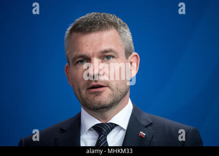 Berlin, Deutschland. 02. Mai 2018, Deutschland, Berlin: Der slowakische Ministerpräsident Peter Pellegrini auf einer Pressekonferenz nach einem Treffen im Kanzleramt mit dem deutschen Kanzler. Foto: Bernd von Jutrczenka/dpa Quelle: dpa Picture alliance/Alamy leben Nachrichten Stockfoto