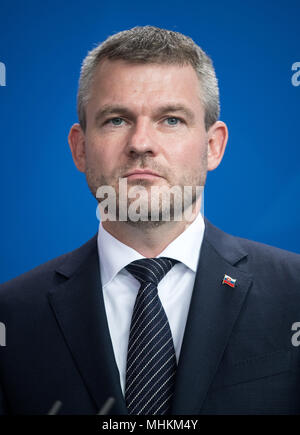 Berlin, Deutschland. 02. Mai 2018, Deutschland, Berlin: Der slowakische Ministerpräsident Peter Pellegrini auf einer Pressekonferenz nach einem Treffen im Kanzleramt mit dem deutschen Kanzler. Foto: Bernd von Jutrczenka/dpa Quelle: dpa Picture alliance/Alamy leben Nachrichten Stockfoto