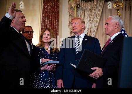 Mike Pompeo, Außenministerin der Regierung der Vereinigten Staaten wird von Vice President Mike Pence geschworen, als US-Präsident J. Donald Trump, Susan Pompeo, und Nick Pompeo Blick auf, an das State Department in Washington, DC, USA, am Mittwoch, den 2. Mai 2018. Credit: Al Drago/Pool über CNP/MediaPunch Stockfoto