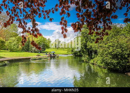 Northampton, Großbritannien. 2. Mai 2018. UK Wetter: nach Tagen der Regen diese Angler in Abington Park, Northampton, keine Zeit haben, ihre Bekämpfung, die Fische im See. Angeln ist eine der am häufigsten unterstützten Aktivitäten in Großbritannien verschwendet Stockfoto