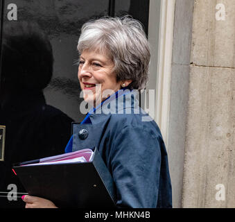 London, Großbritannien. 2. Mai 2018 Der Premierminister, Theresa, kehrt in die Downing Street 10 von Prime Minister's Fragen, Kredit Ian Davidson/Alamy leben Nachrichten Stockfoto