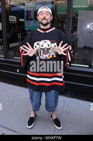 New York, NY, USA. Zum 2. Mai, 2018. Kevin Smith, beim Bauen Serie gesehen haben, Kevin Smith: Stille, aber tödlichen heraus und über für Celebrity Candids - MI, New York, NY, 2. Mai 2018 zu fördern. Credit: Derek Sturm/Everett Collection/Alamy leben Nachrichten Stockfoto